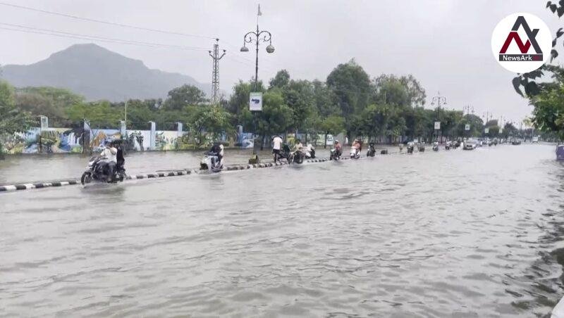 Mumbai Rains 2025: Heavy Rainfall Brings City to Standstill, Schools Closed and Offices Shut